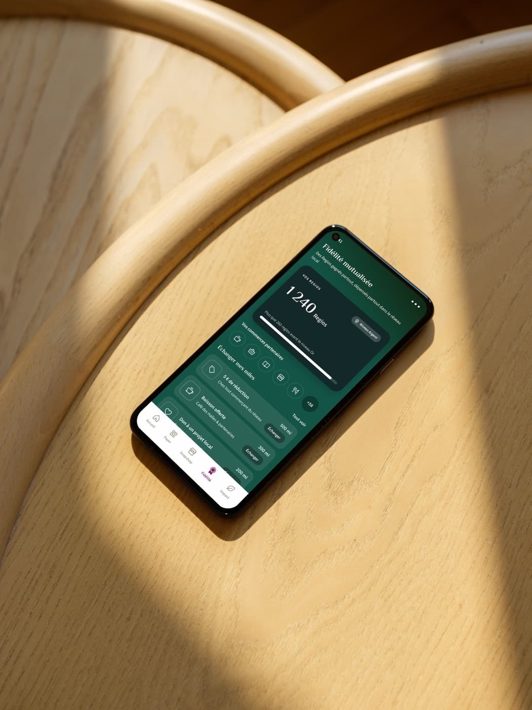 Téléphone affichant un solde de cashback territorial.