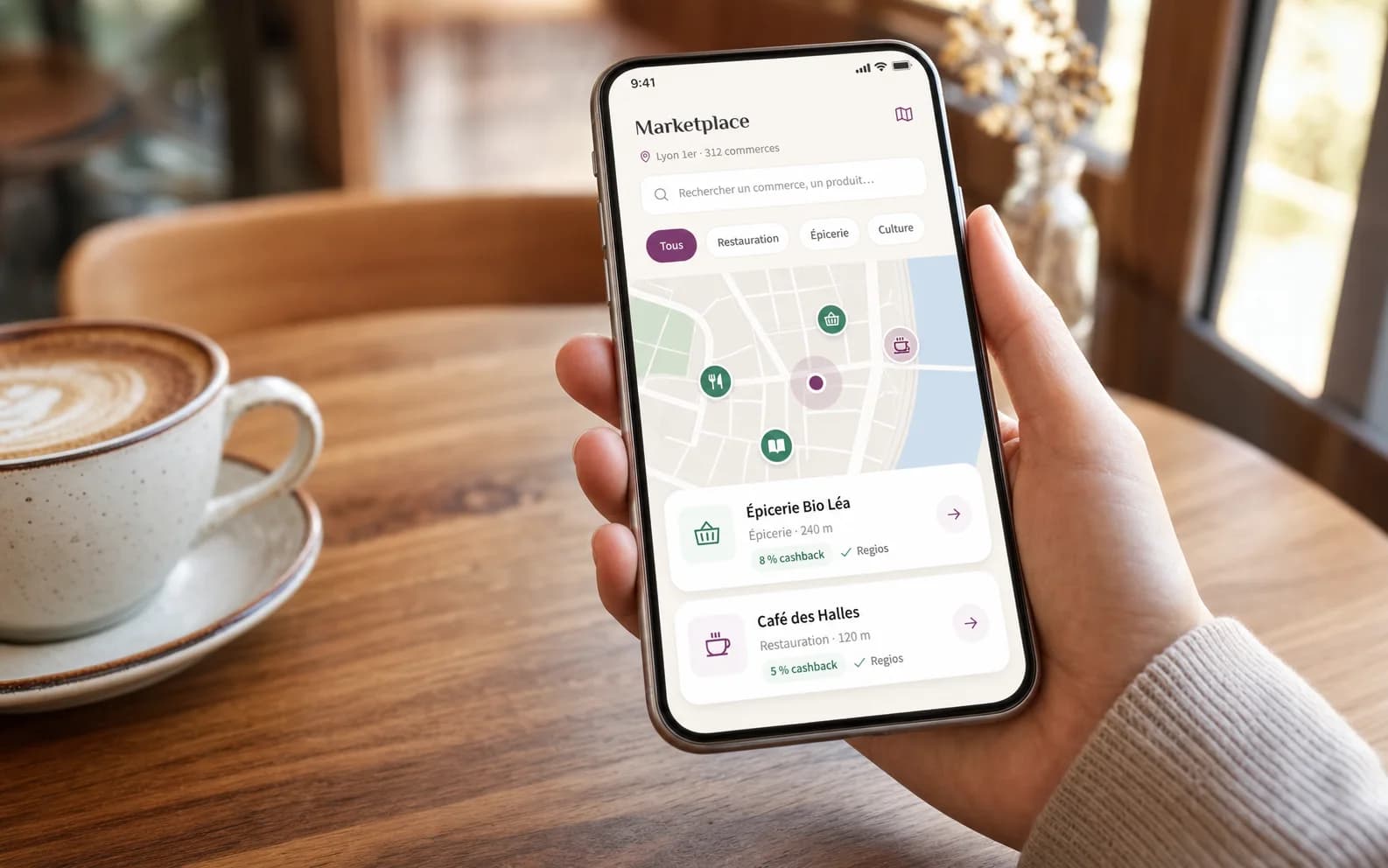 Une personne consulte la carte des commerces et les offres locales SnapShop sur son téléphone.