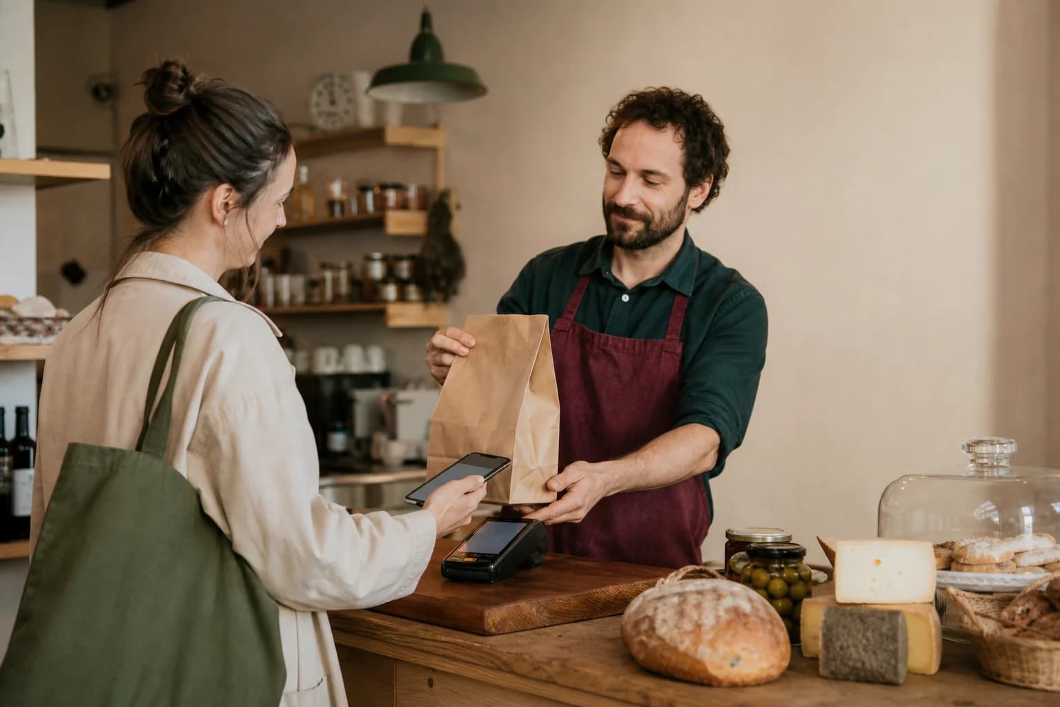 Un client règle son achat auprès d'un commerçant local.