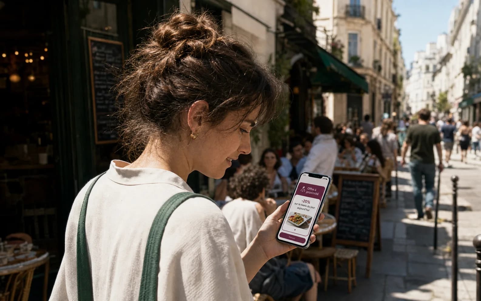 Une personne découvre une offre de restaurant à proximité sur son téléphone.